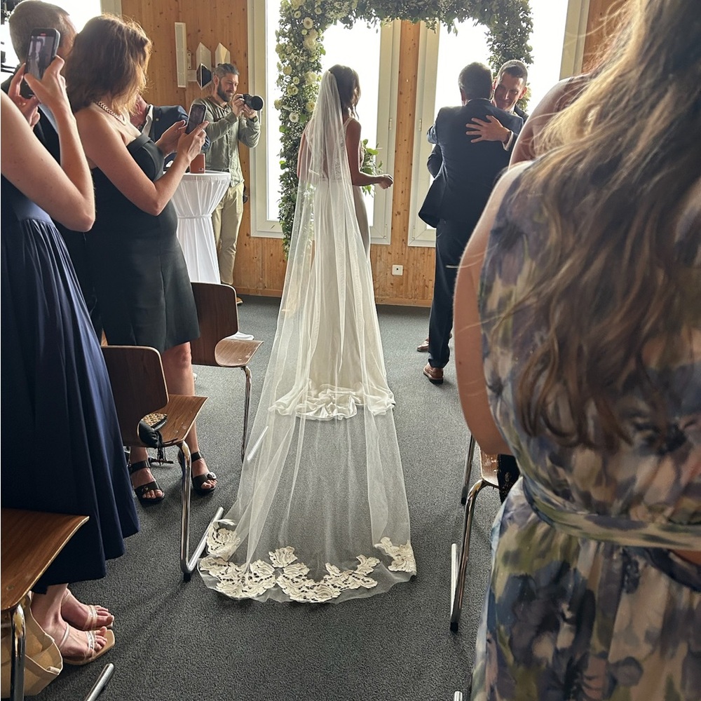 Elegant White Lace Wedding Veil